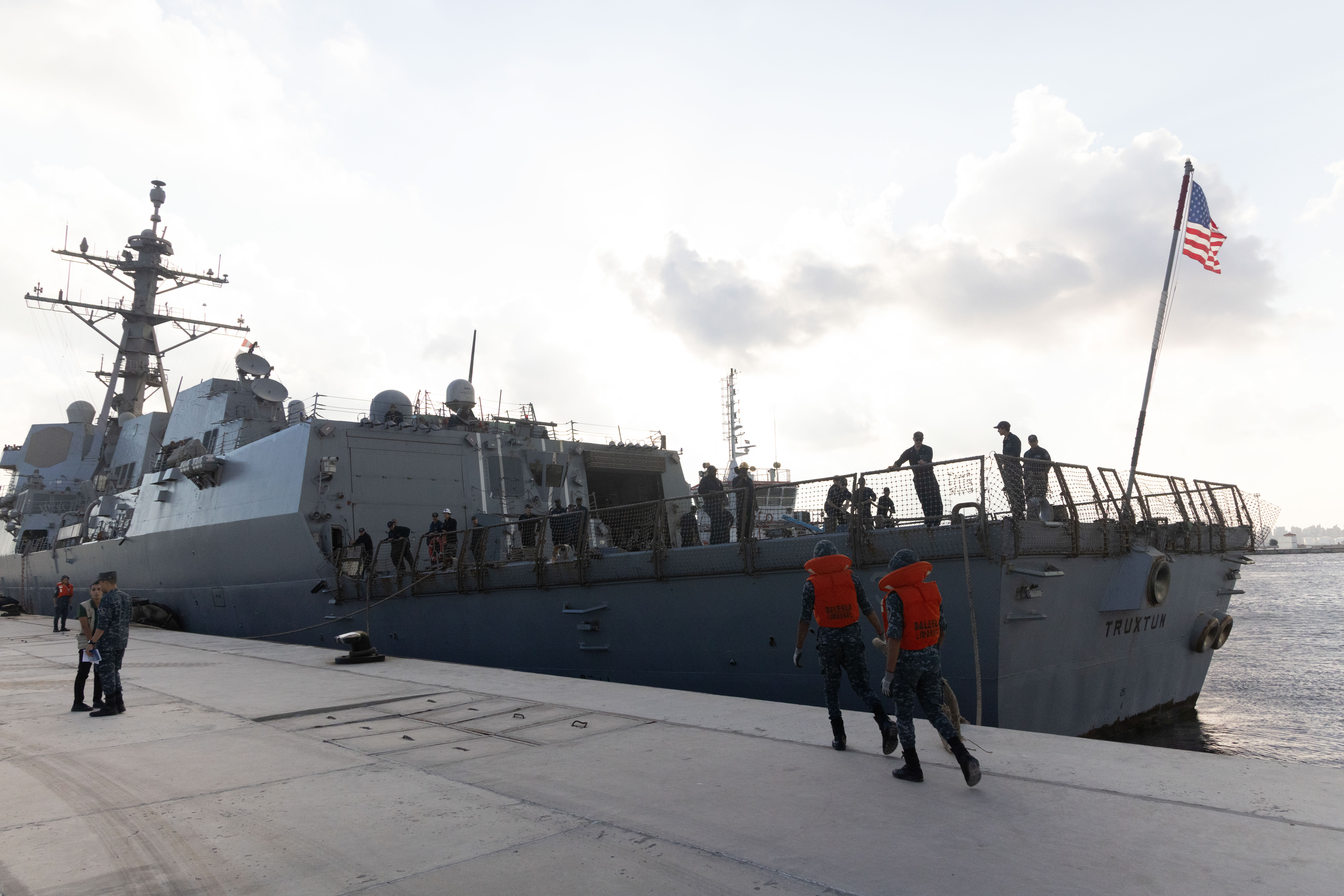 Egyptian sailors help the Arleigh Burke-class destroyer USS Truxtun depart Ras Al Tin Naval Base in Alexandria, Egypt