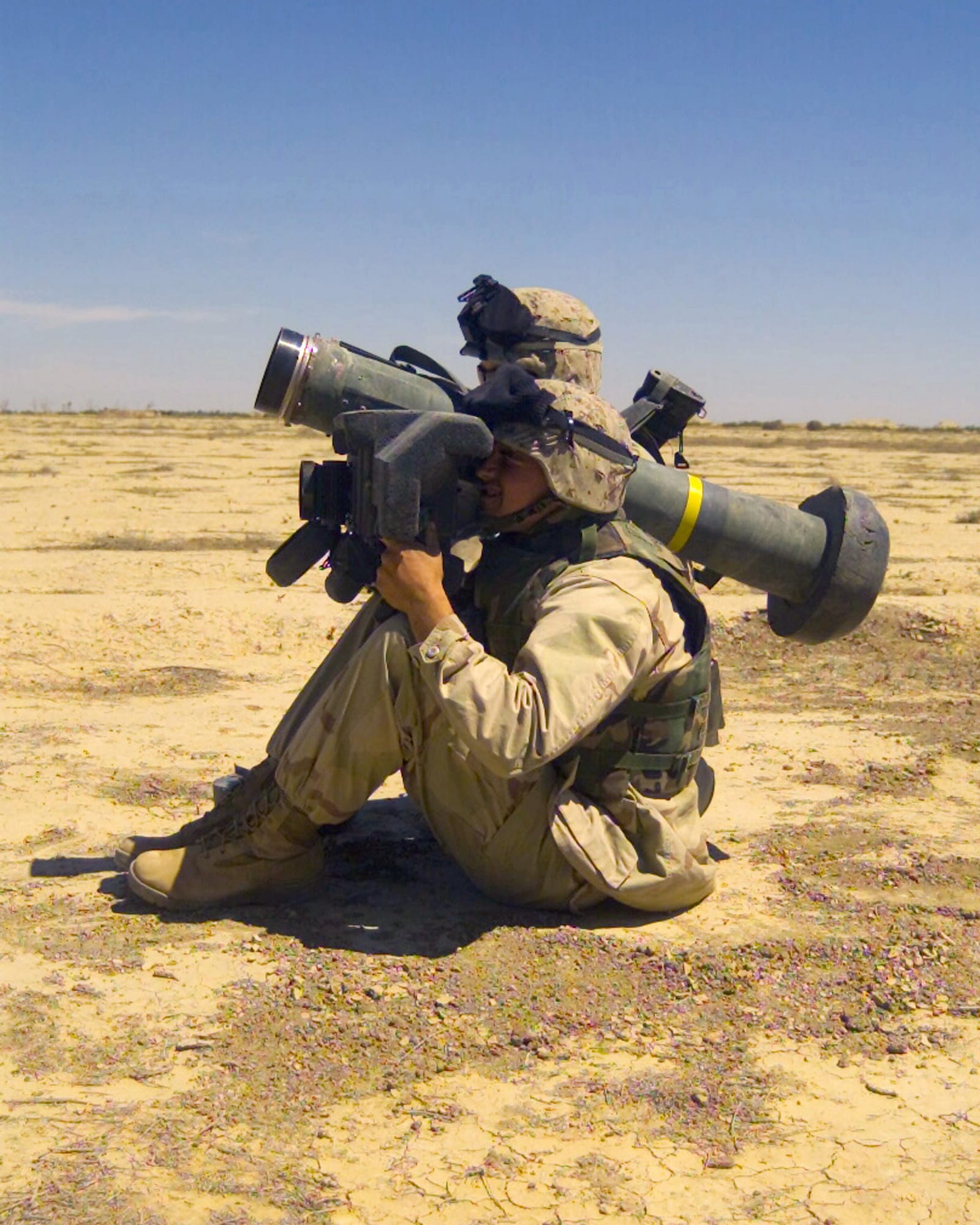A soldier aiming an FGM-148 Javelin command launch unit