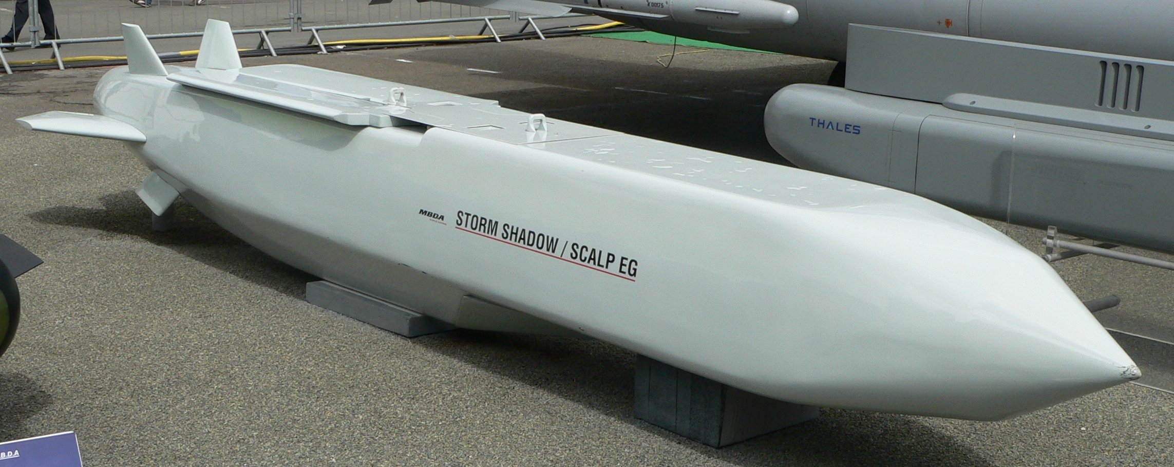 A Storm Shadow cruise missile on static display, a long cylindrical weapon with cropped delta wings and a pointed nose cone, photographed at the 2007 Paris Air Show