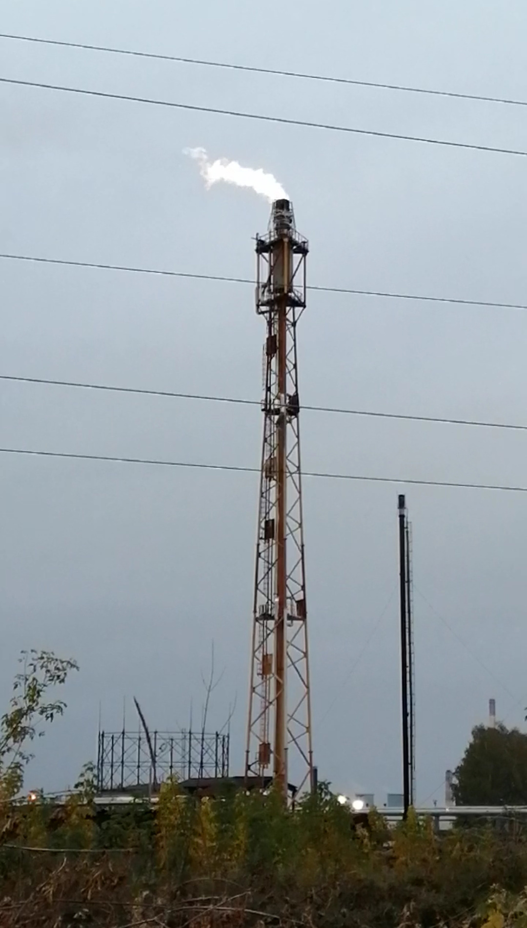 Ukraine Hits Two Refineries as Russian Fuel Output Craters