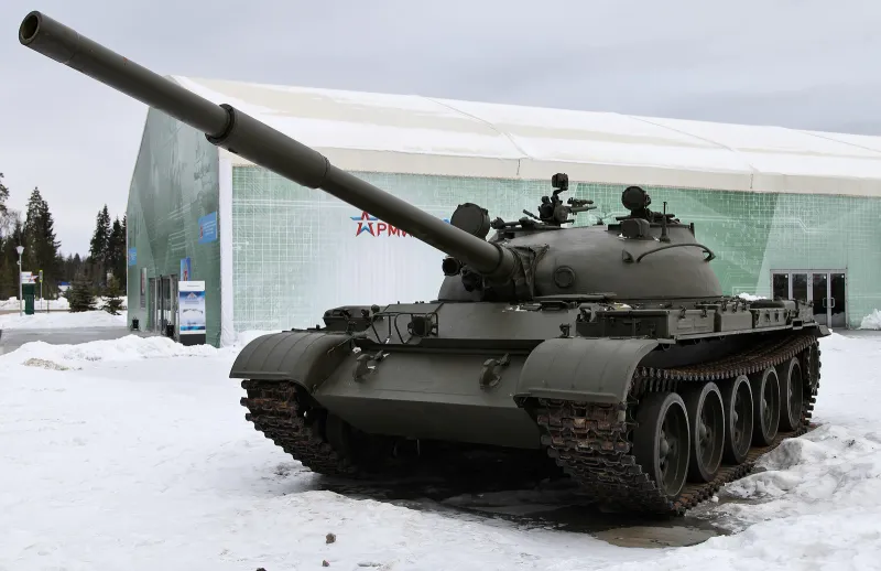 Uralvagonzavod T-62M — view 1